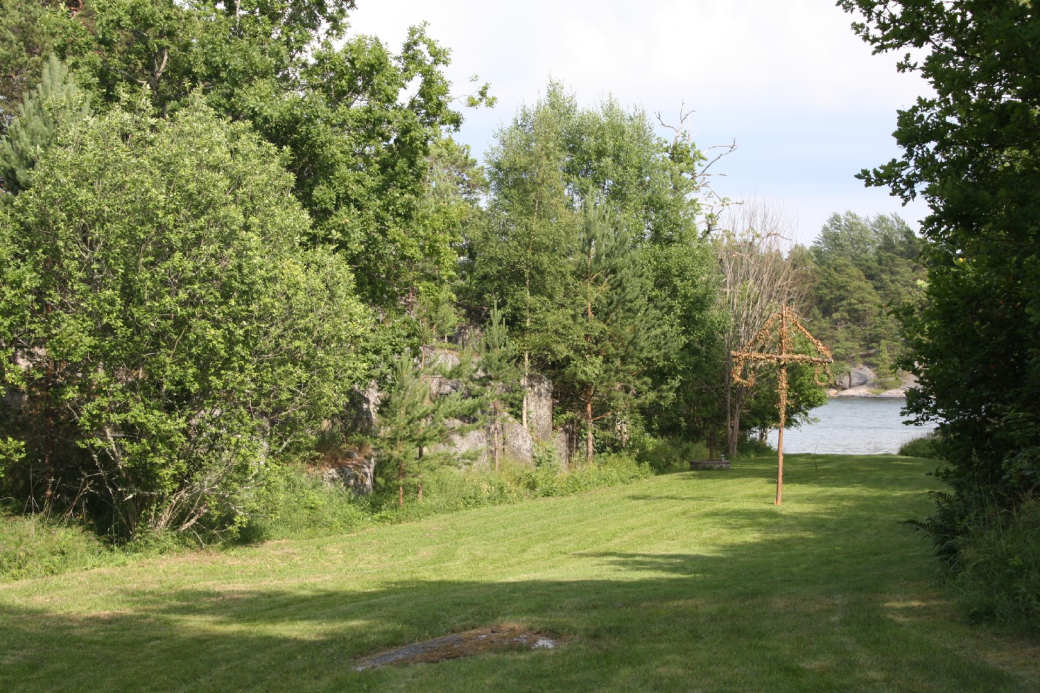 Ängen med midsommarsommarstång/ Midsummer pool