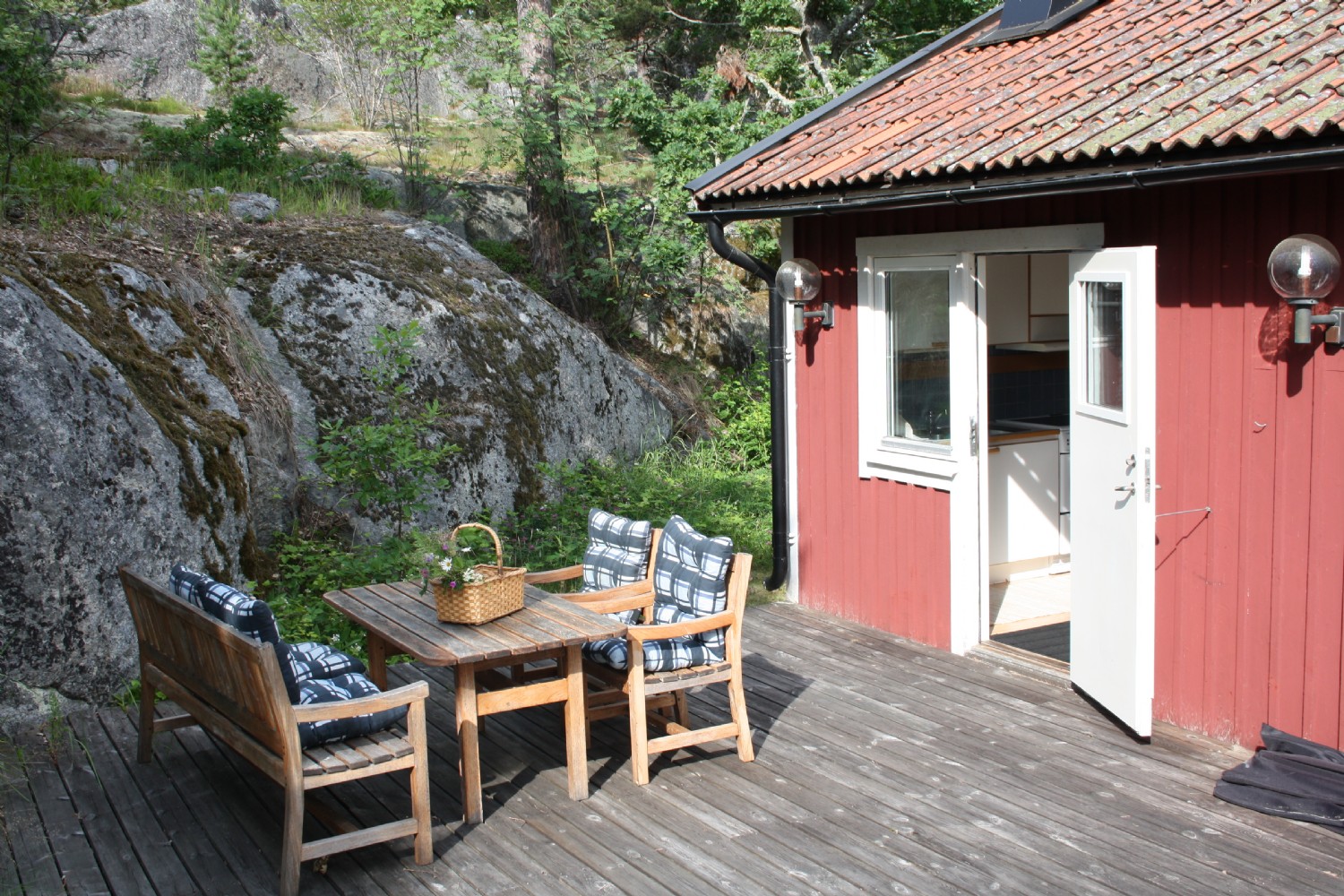 Altan vid köksingången e.m-sol/ Terrace and kitchen entrance afternoon sun