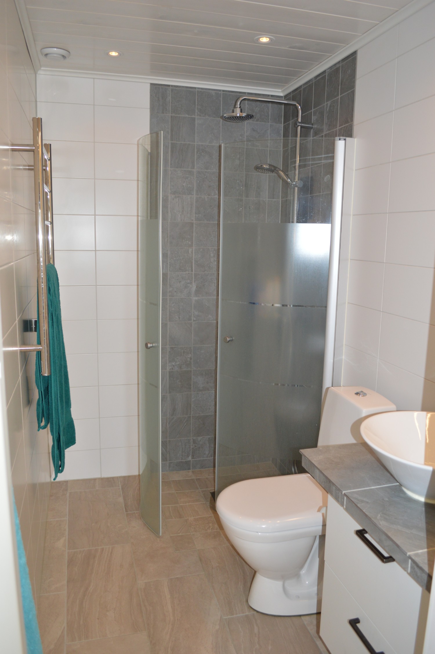Badrum 1 nedervåning/ Bathroom 1 entrence floor