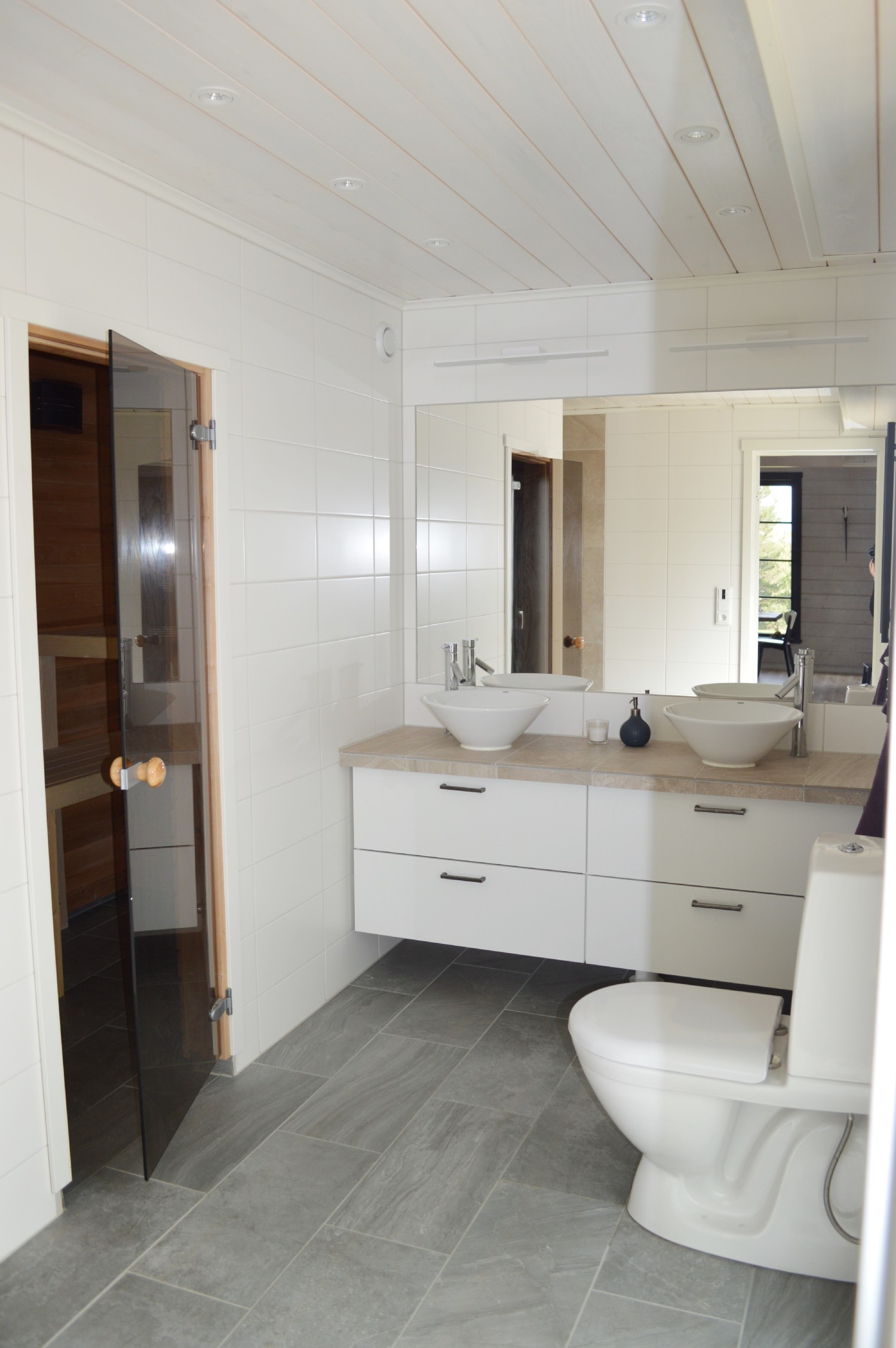 Badrum 2 nedervåning / Bathroom 2 entrence floor 
