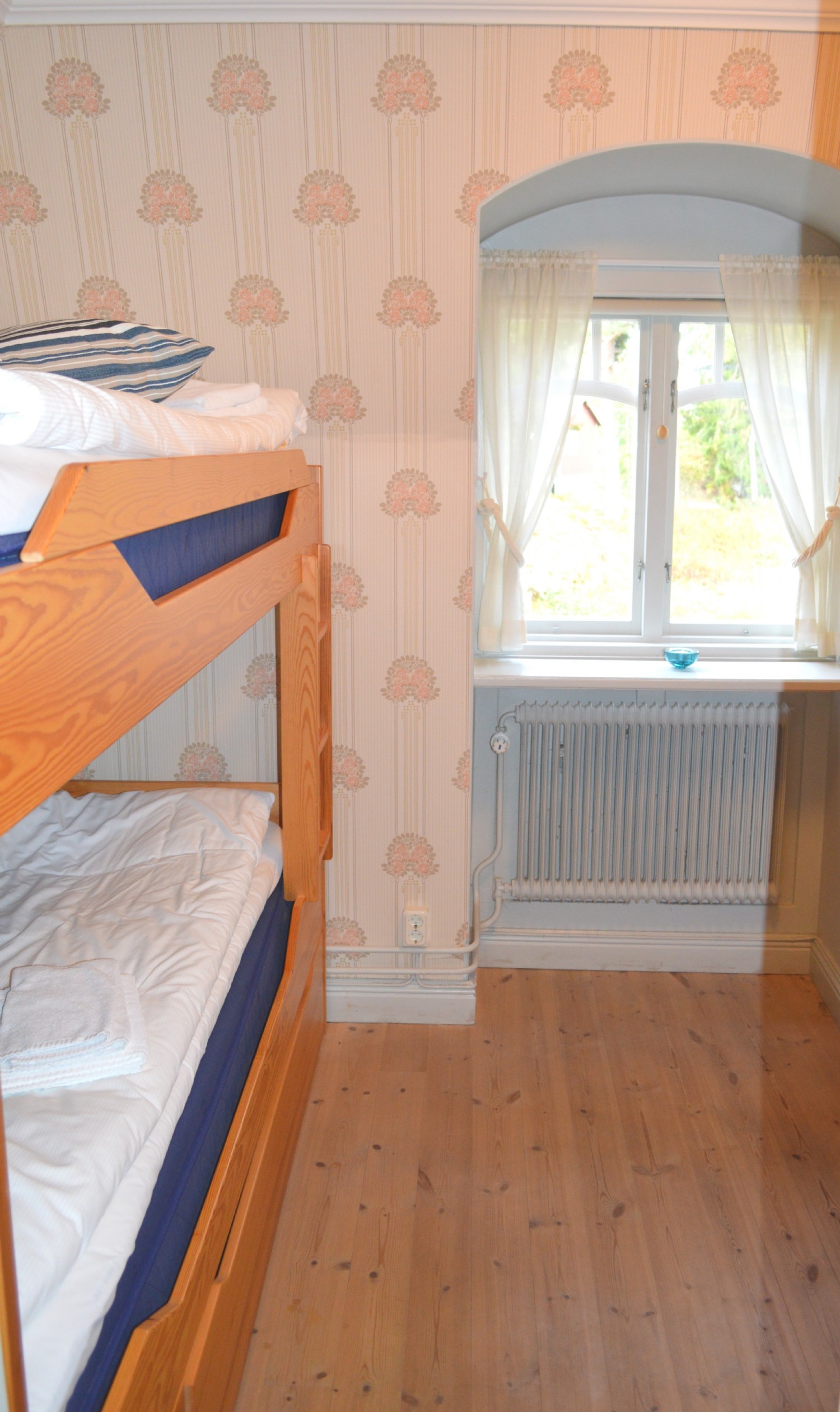 Exempel sovrum med våningssäng/ Bed room with bunk bed