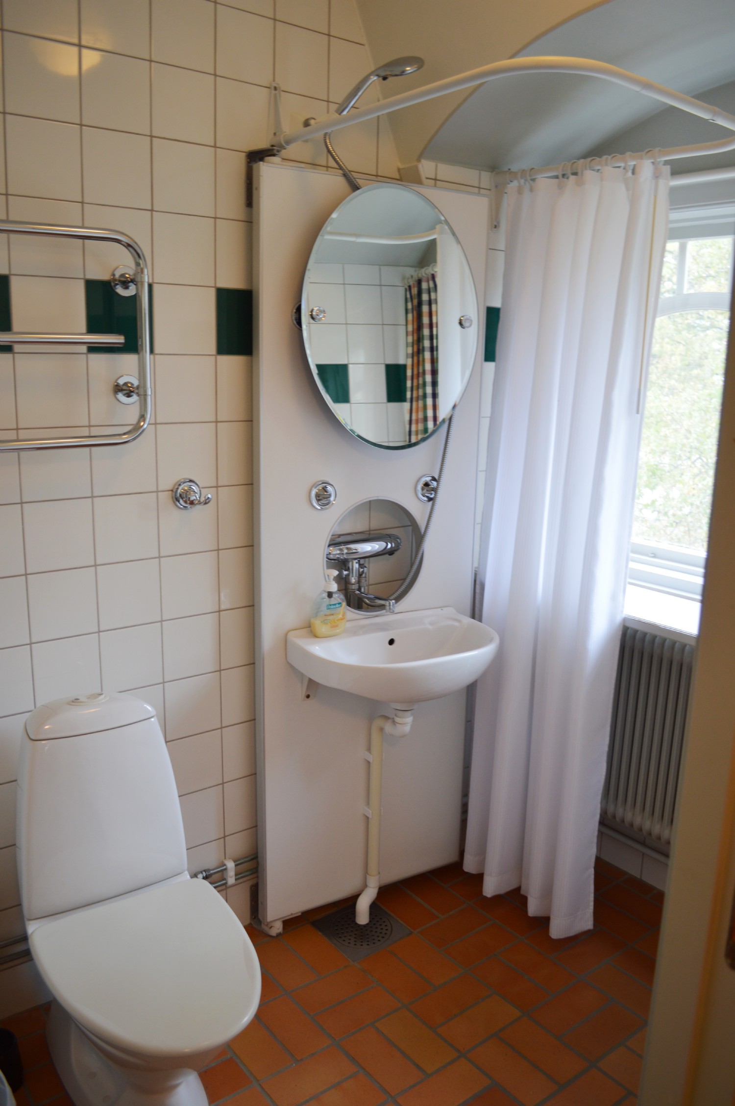Tillhrande badrum/ Conecting bath room 