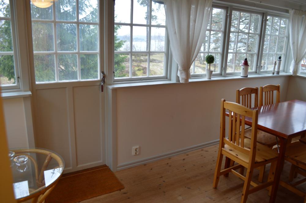 Matplats på¨glasverandan