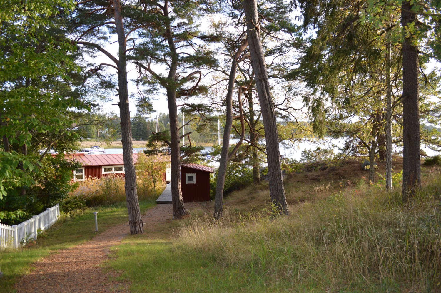 Stig ner till båthuset/ Foot path to the boat house