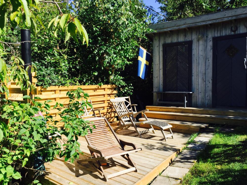 Bastuhus med altan och utedusch/ Sauna house with deck and outdoor shower