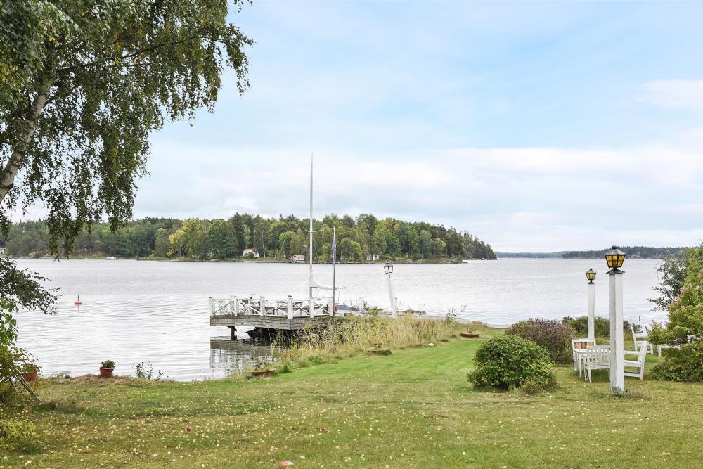 Trädgård och brygga/ Garden and jetty