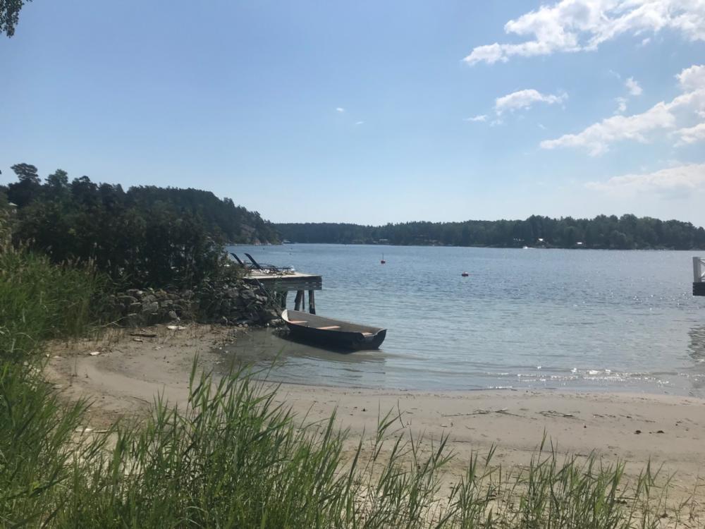 Strand nedanfr stugorna/ Beach below the houses 