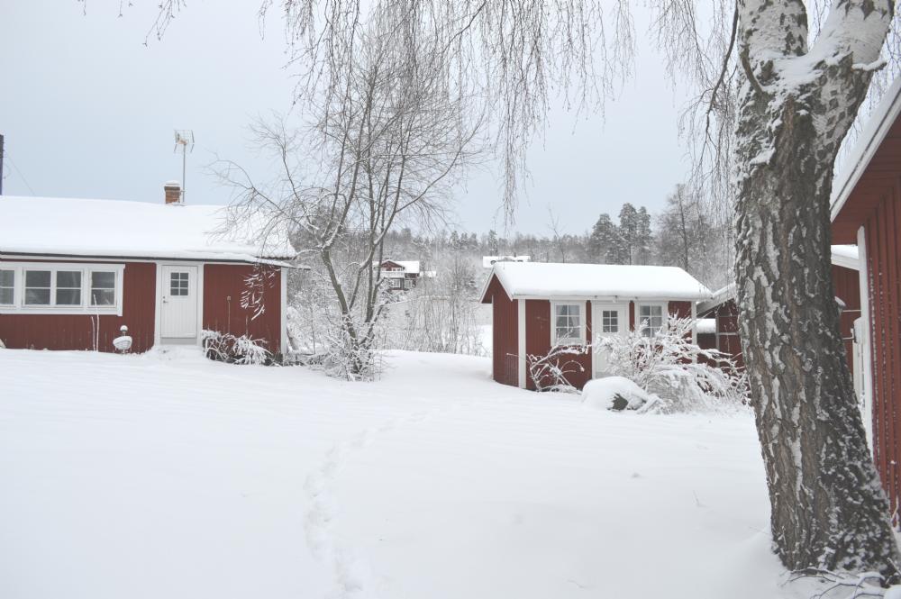 Gäststugan till höger/ Guest house to the right
