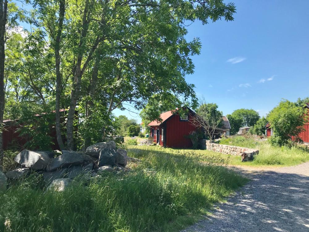 Ladan från Södra byvägen/ The house seen from Södra Byvägen