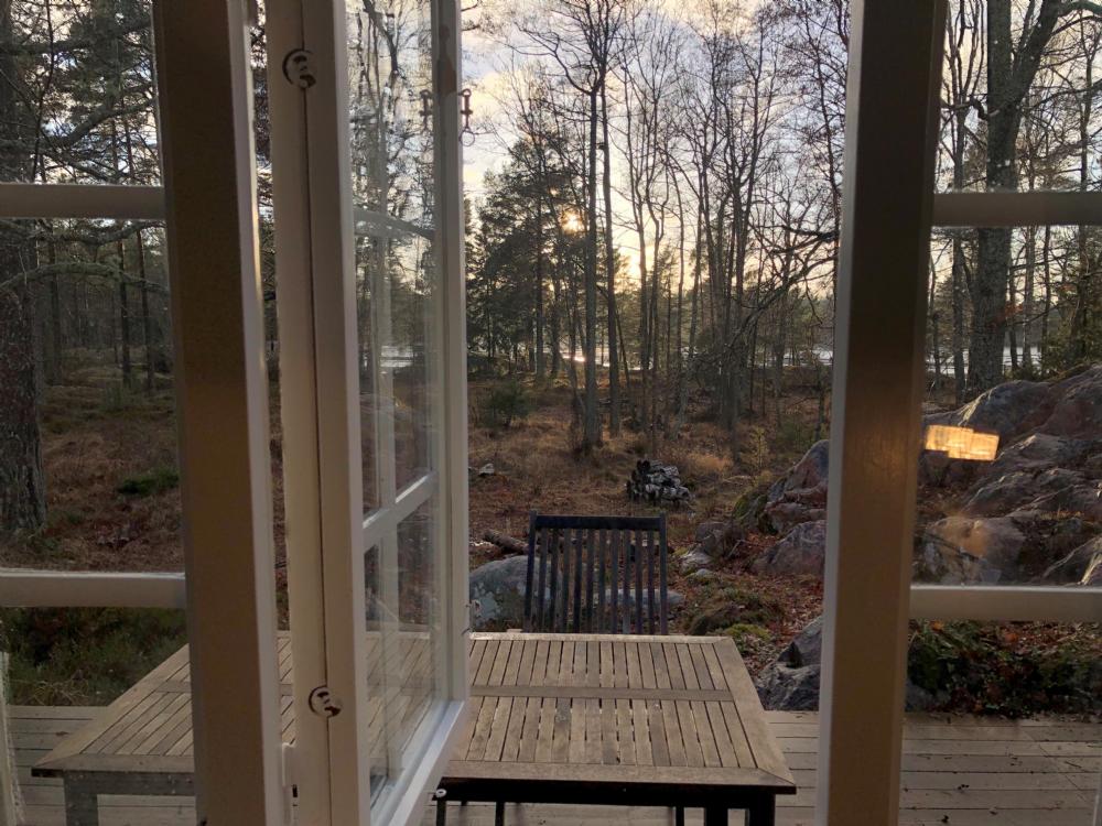 Uteplatsen mot sjön/ Terrace facing the lake