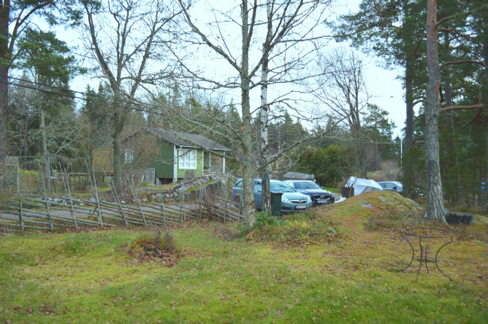 Parkering max 3 bilar vid tomtgränsen/ parking area for maximum 3 cars.