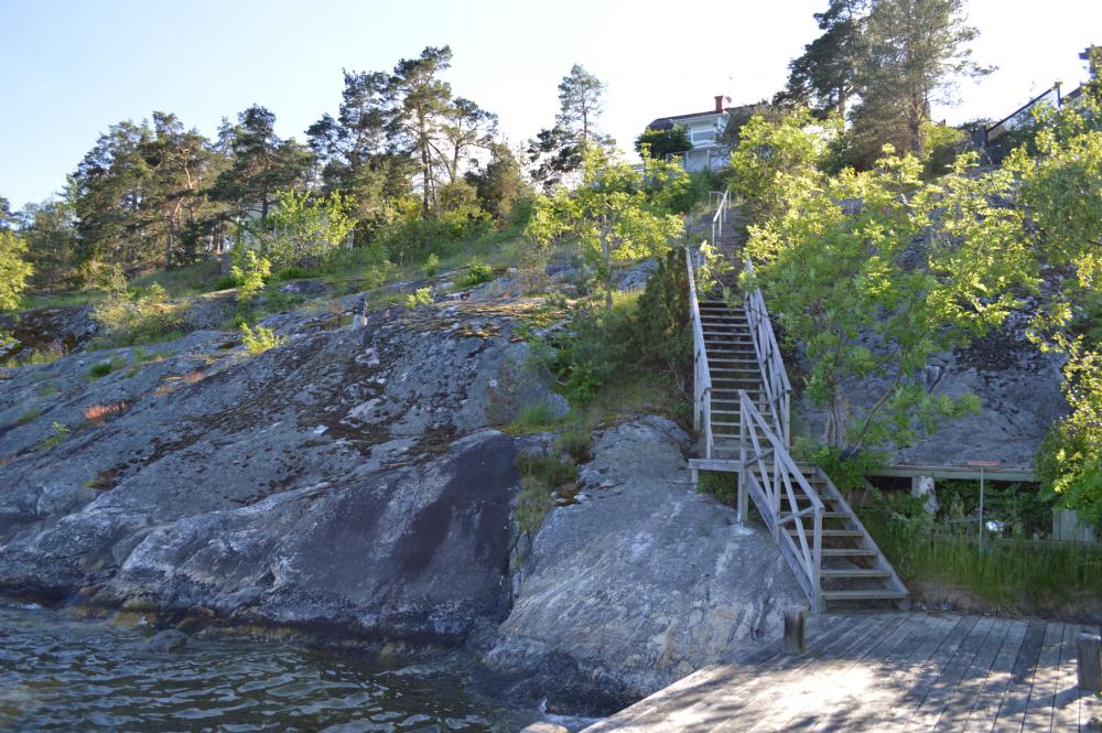 Trappor till bryggan/ Stairs to the private jetty