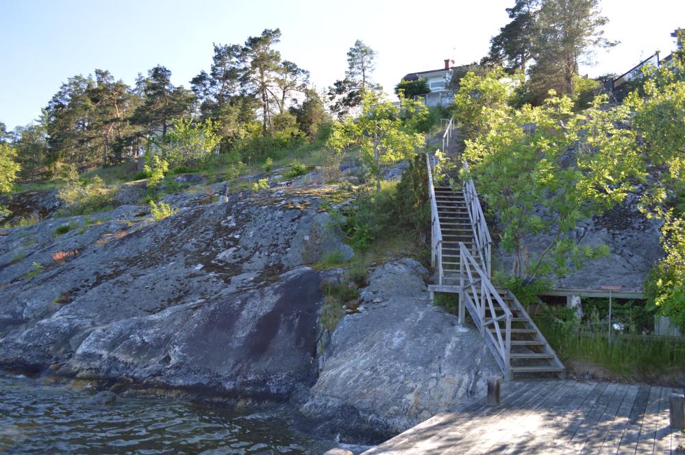 Trappor till bryggan/ Stairs to the private jetty 