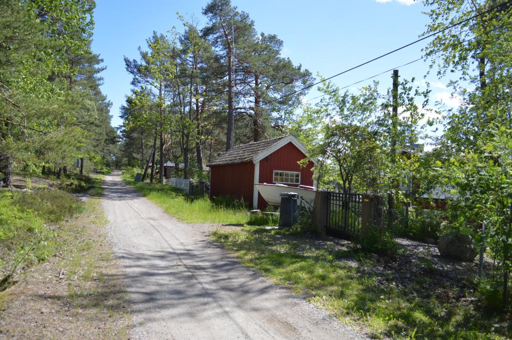 Fastighetens entr frn vgen/ Entrance gate from the litle island road 