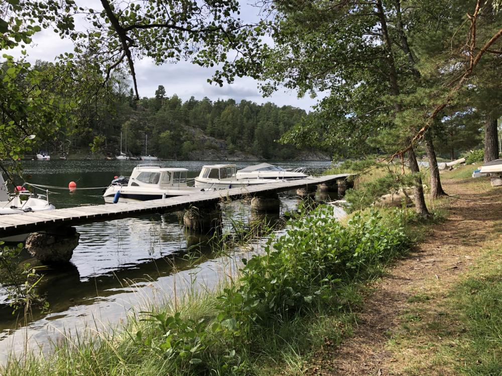 Btbryggan nedanfr huset/ Jetty below the house 