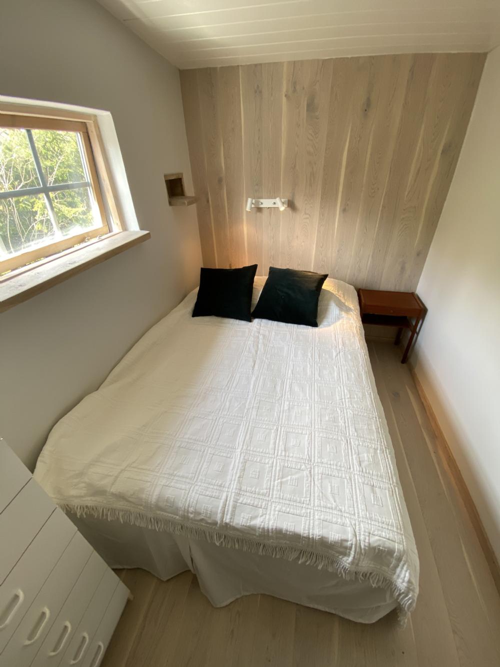 Mindre rummet med 140 cm dubbelsäng/ Smaller room with 140 cm double bed.