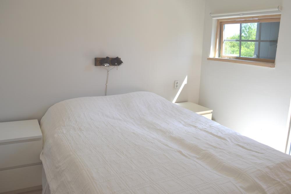 Rum 1 med 160 cm dubbelsäng/ Romm 1 with double bed 160 cm