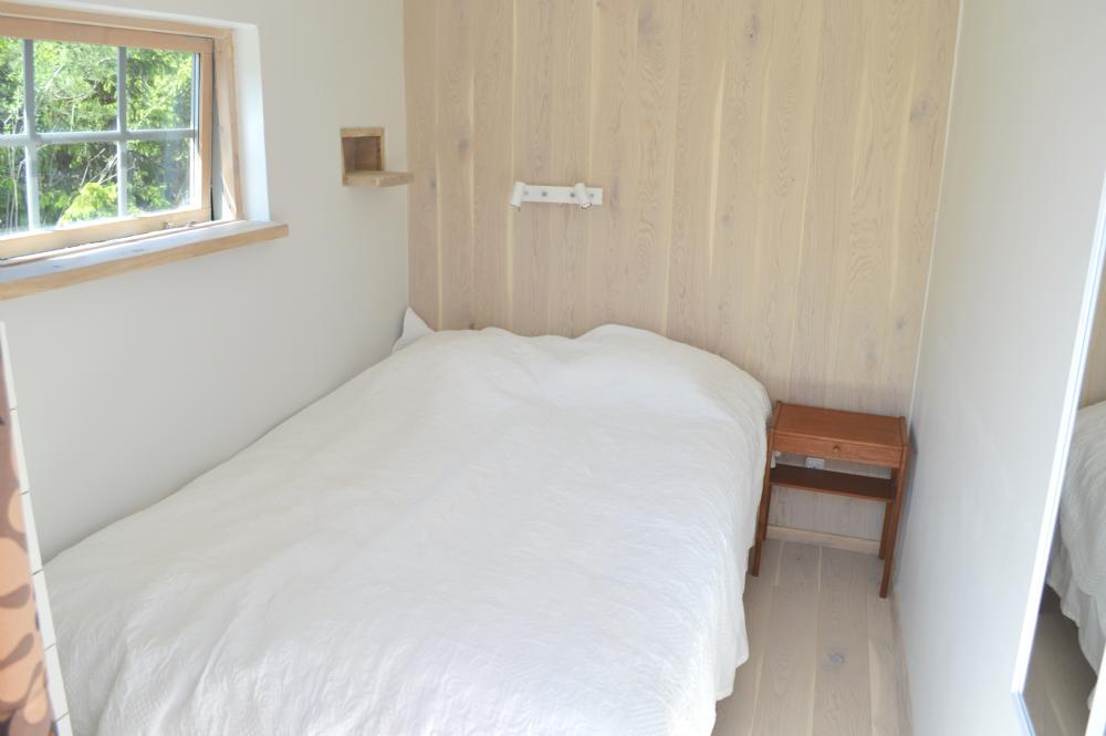 Mindre rummet med 140 cm dubbelsng/ Smaller room with 140 cm double bed. 