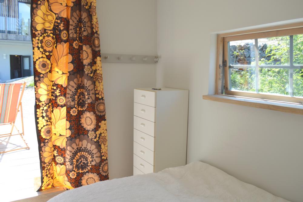 Mindre rummet med 140 cm dubbelsäng/ Smaller room with 140 cm double bed.
