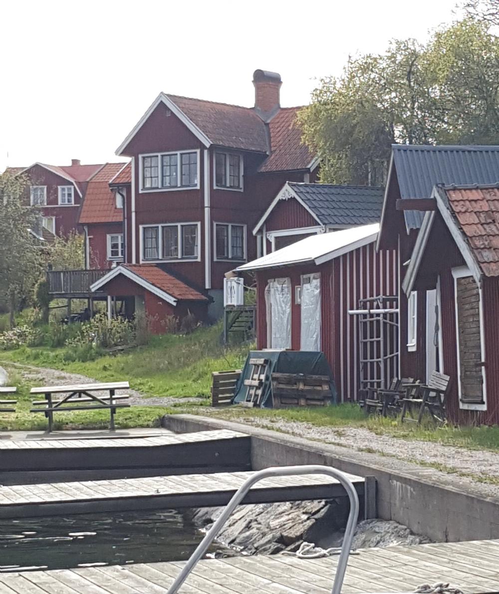 Egen brygga nedan huset/ Privte jetty below the house 