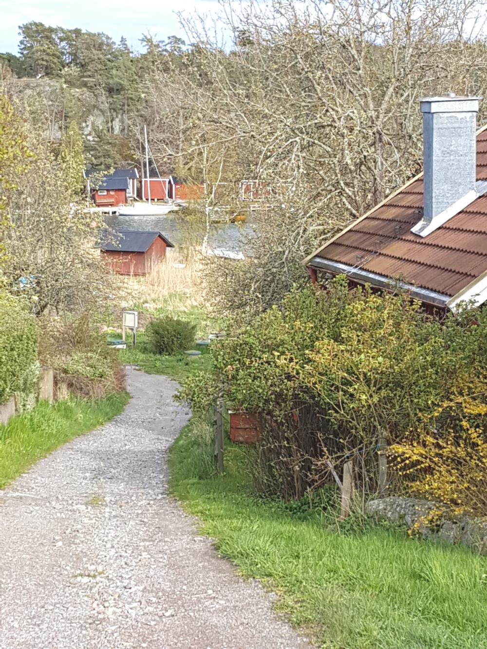 Liten väg nedan huset/ Small gravel road down the house 