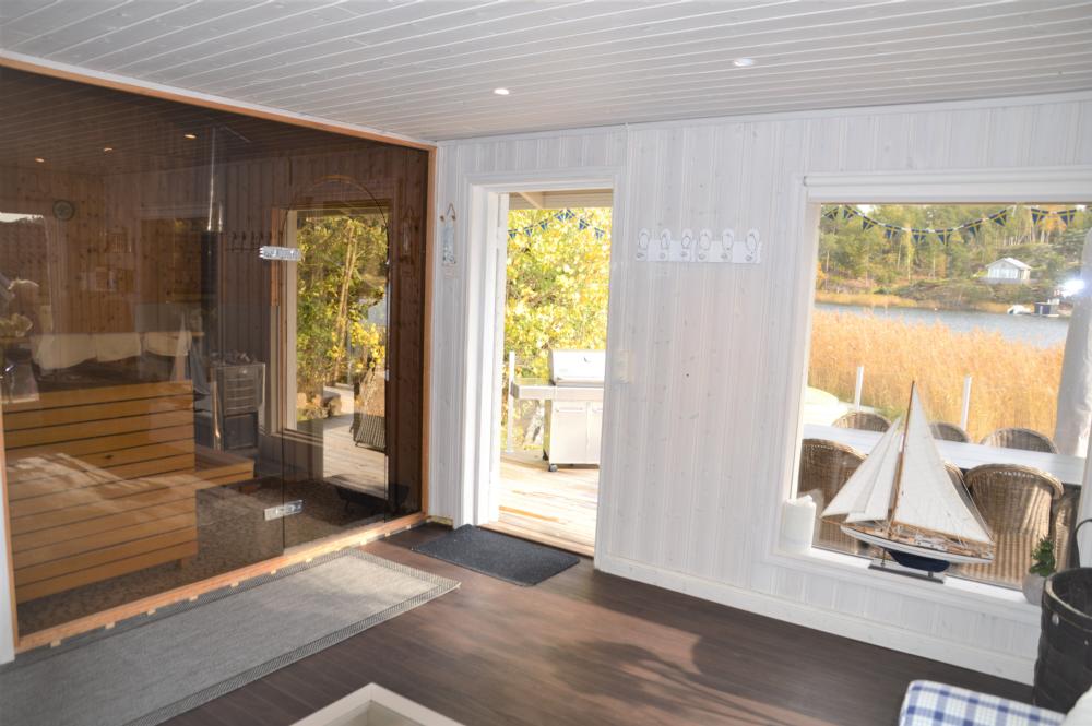 Bastun till vänster/ Sauna to the left
