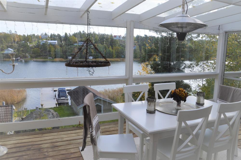 Inglasad balkong vid TV rum, med matgrupp/ Balcony dining area