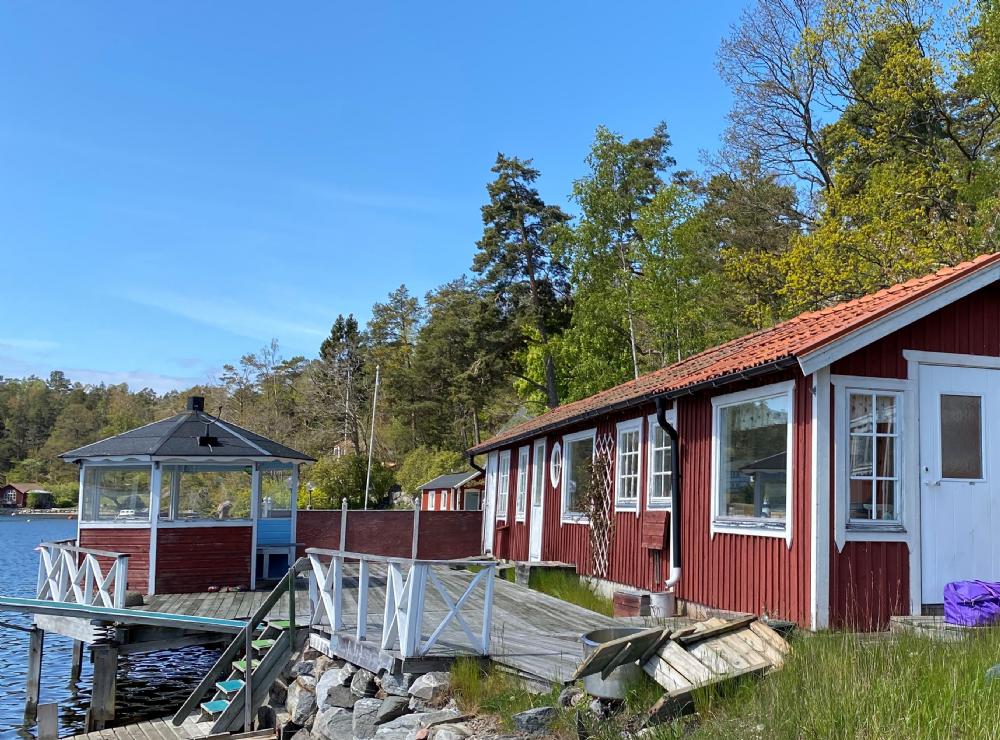Lilla huset/ Smaller house OBS! Trdck renoverat, lusthus borttaget. Note! Wooden deck is renovated. Gazebo removed 