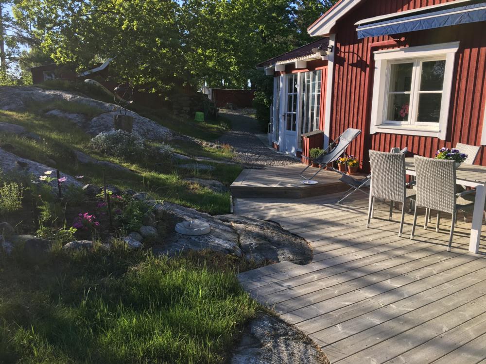 Uteplats i väster med kvällssol/ Terrace with evening sun 