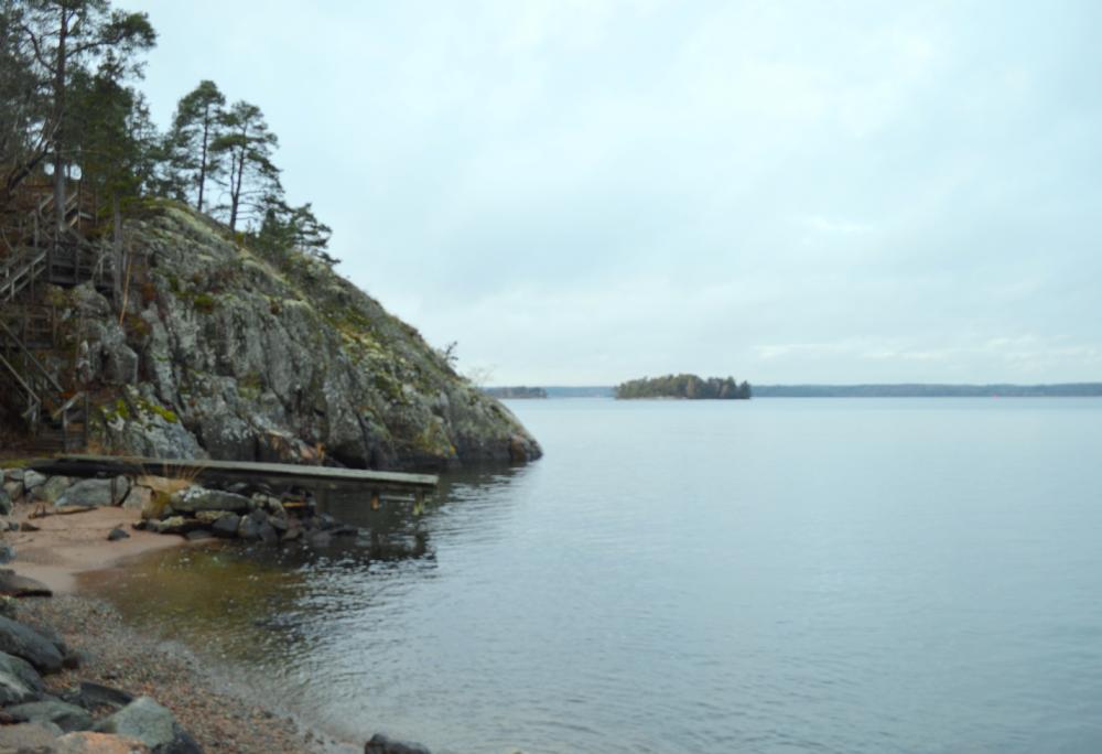 Liten omrdesgemensam naturstrand 150m nedanfr fastigheten 