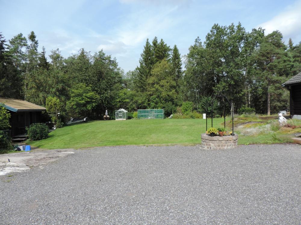 Gststugan till vnster, garens hus till hger/ Guest house to the left and owners house to the right 