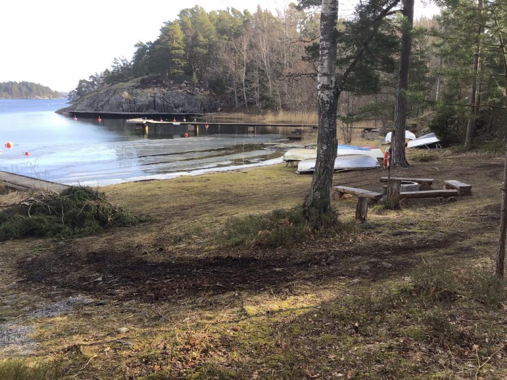 Gemensam strand nedan stugan/ Shared beach below the cottage