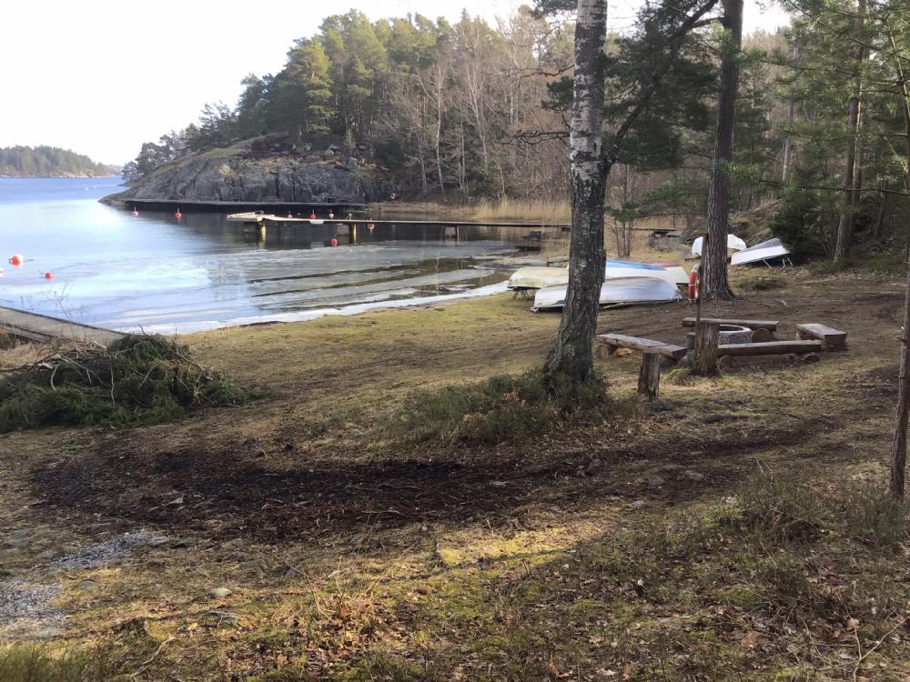 Gemensam strand nedan stugan/ Shared beach below the cottage 