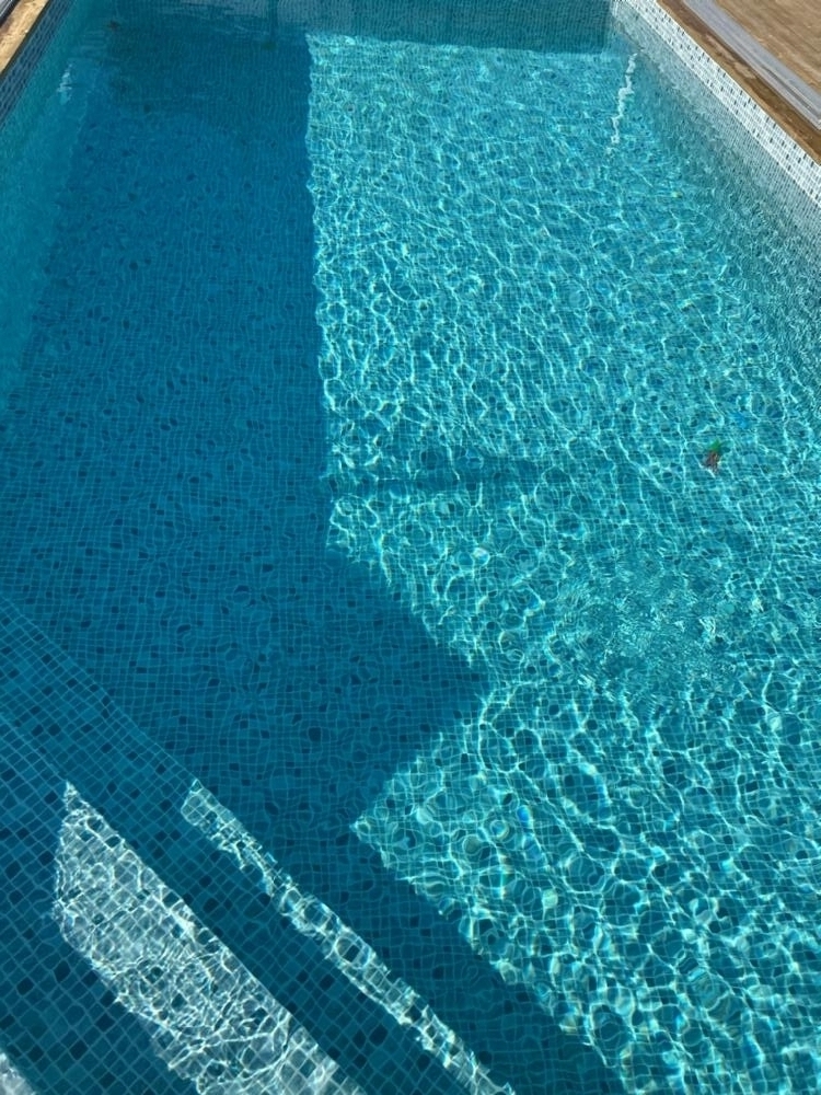 Trappor ner i poolen/ Stairs down to the pool 