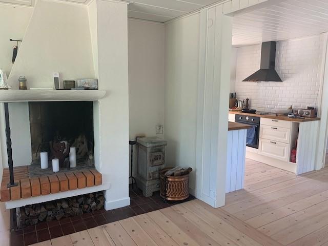 ppen spis med eldningsfrbud, anvnd kaminen intill/ The open fireplace is not in use, but you can heat up the stove to the right 