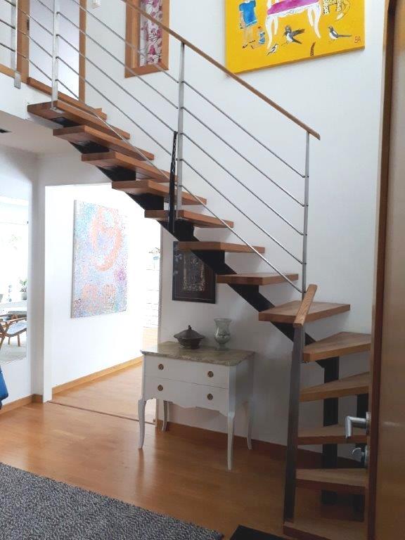 Till övervåningen/ To the upper floor