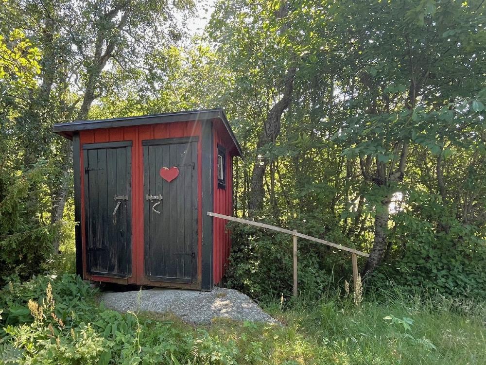 Torrdass i eget hus / Dry toilet in separate house