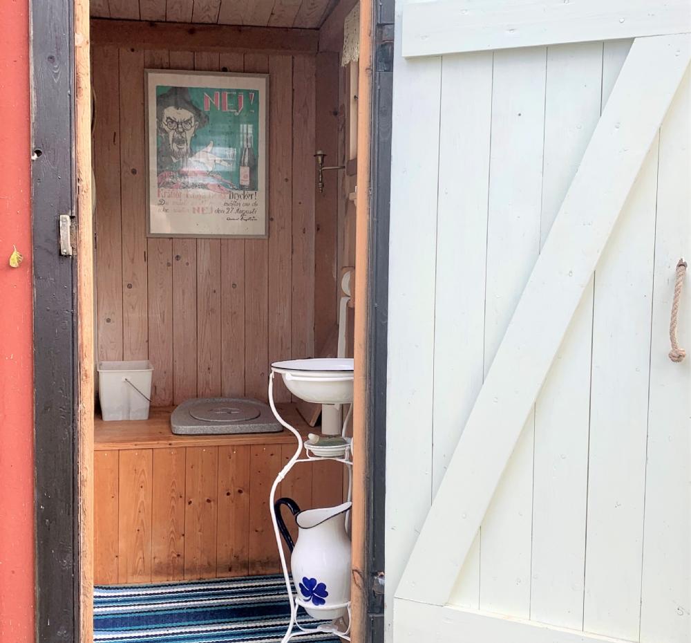 Torrdass i eget hus / Dry toilet in separate house