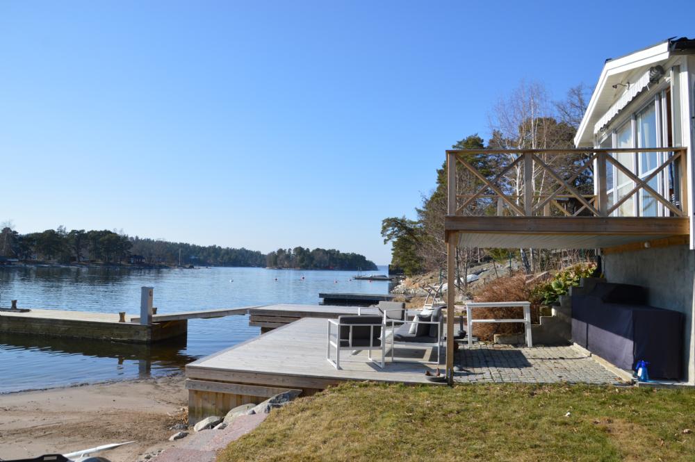 Större sjöstugan/ Guest house