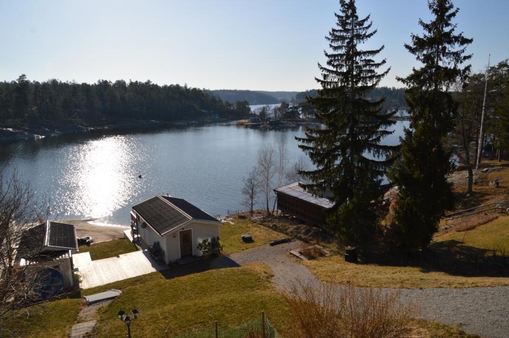 Sjöstugorna gästhus vy från stora huset/ Guest houses, view from the main houseby the sea
