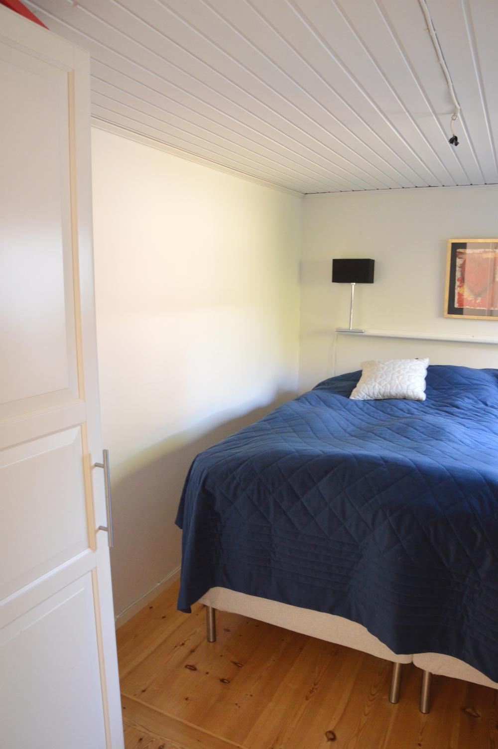 Sovrum 1 dubbelsäng/ Bedroom 1 with a double bed