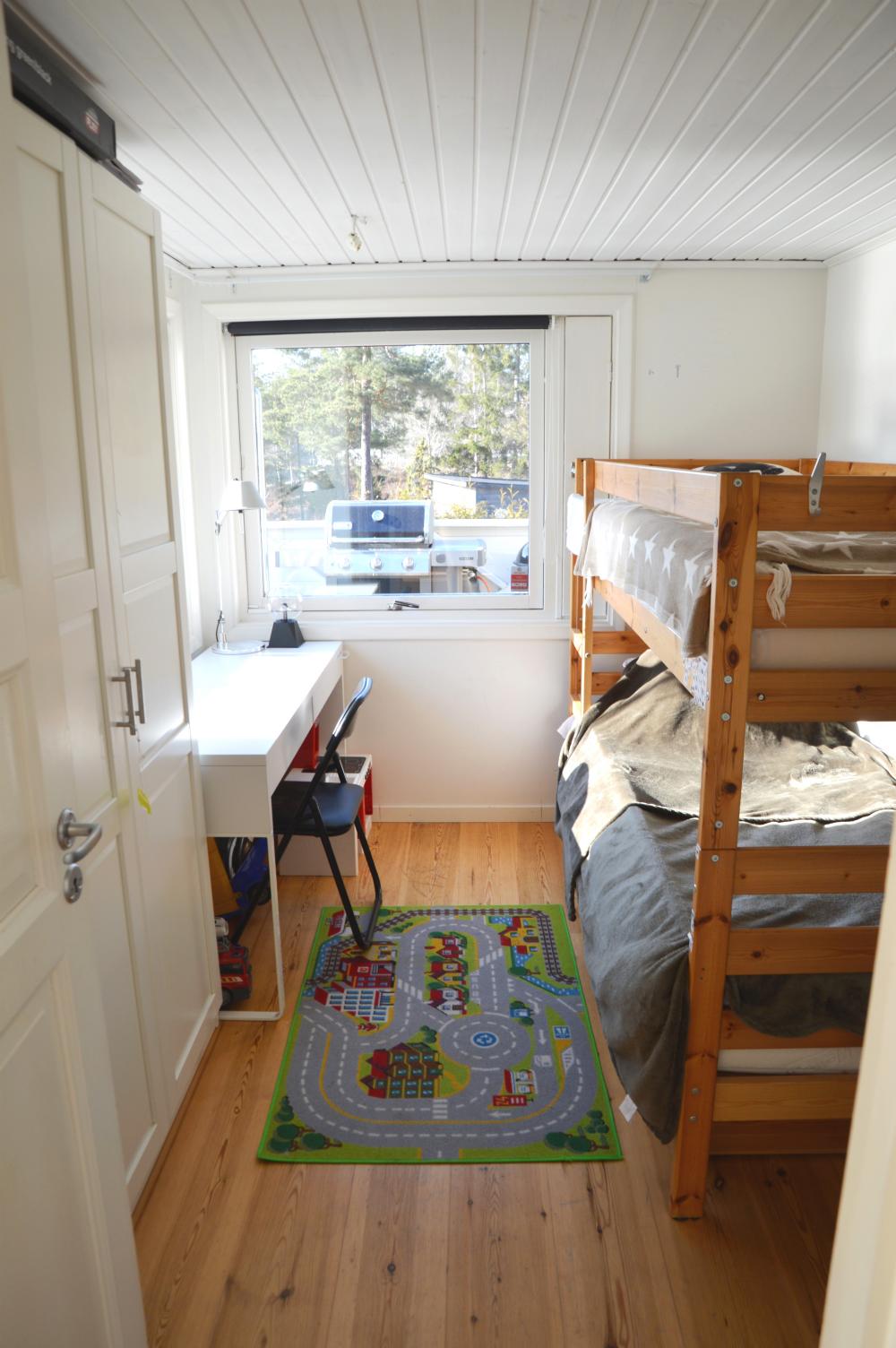 Sovrum 2 med våningssäng/ Bedroom 2 with a bunk bed 