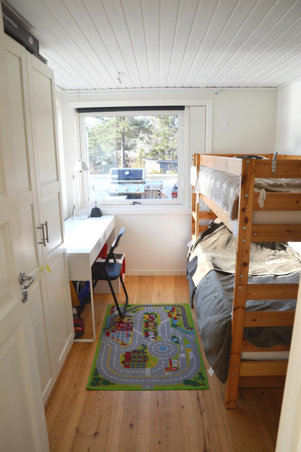 Sovrum 2 med våningssäng/ Bedroom 2 with a bunk bed