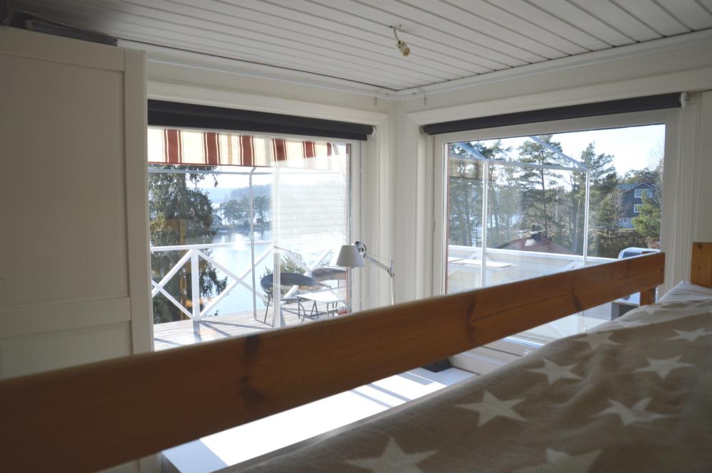 Sovrum 2 med våningssäng/ Bedroom 2 with a bunk bed