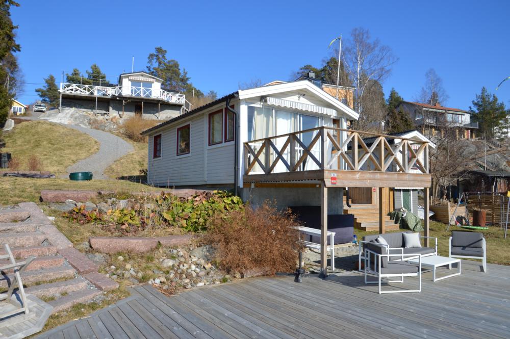 Större sjöstugan/ Guest house 1