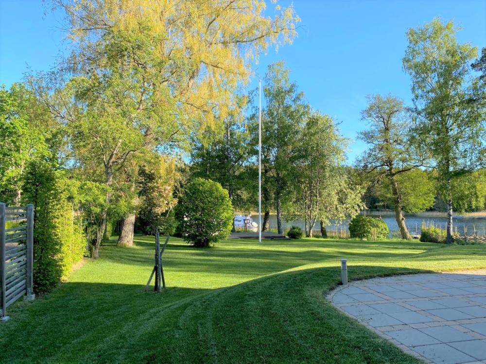 Vnster sida om huset/ Left side of the house and garden 