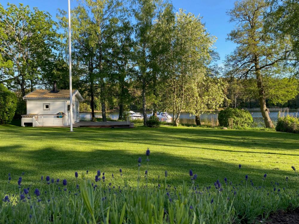 Bastuhuset med altan mot Betsedeviken/ Sauna house with terrace facing Betsede bay 