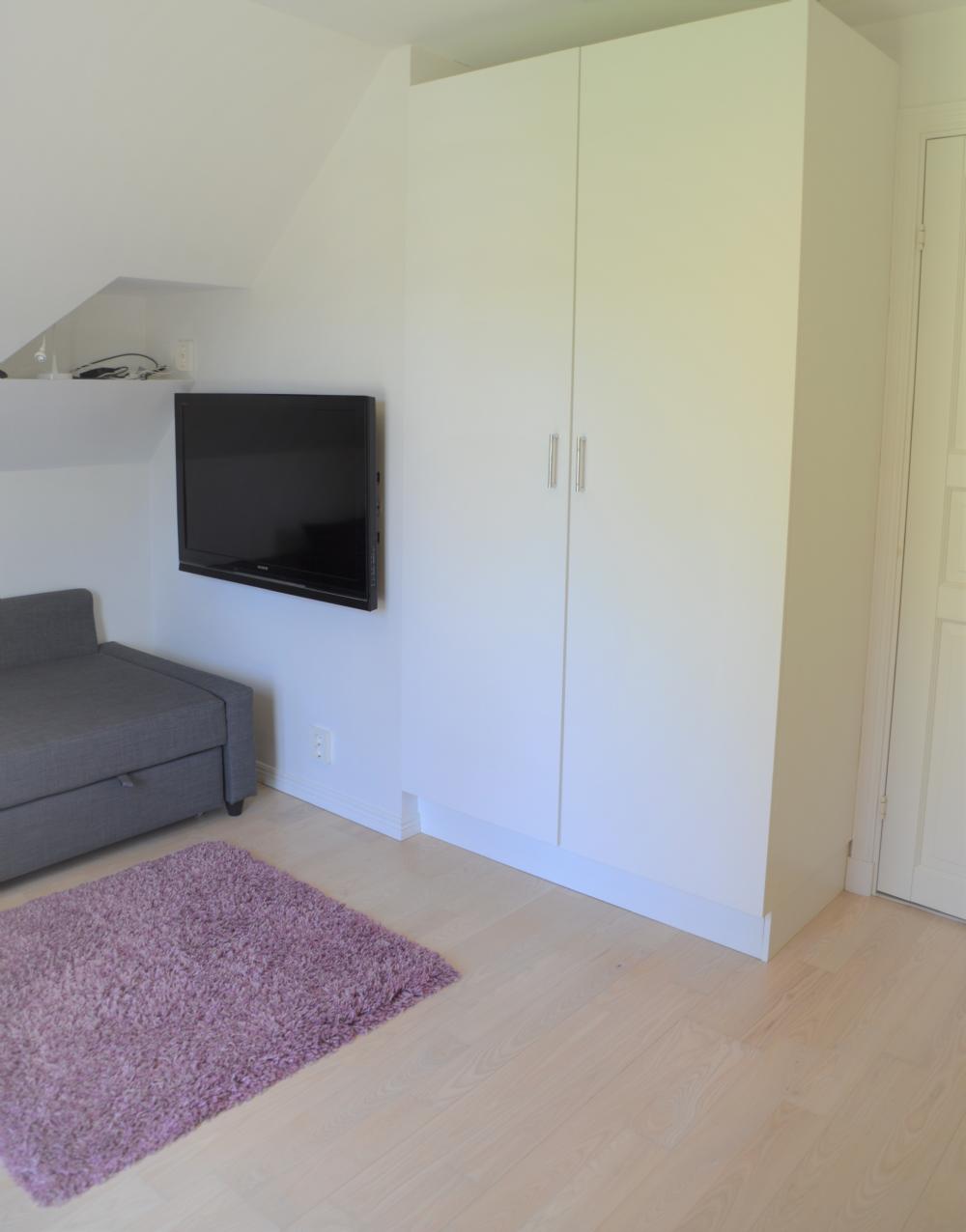 Sovrum 4 med Bddsoffa och TV/ Bed room 4 Bed sofa and TV 