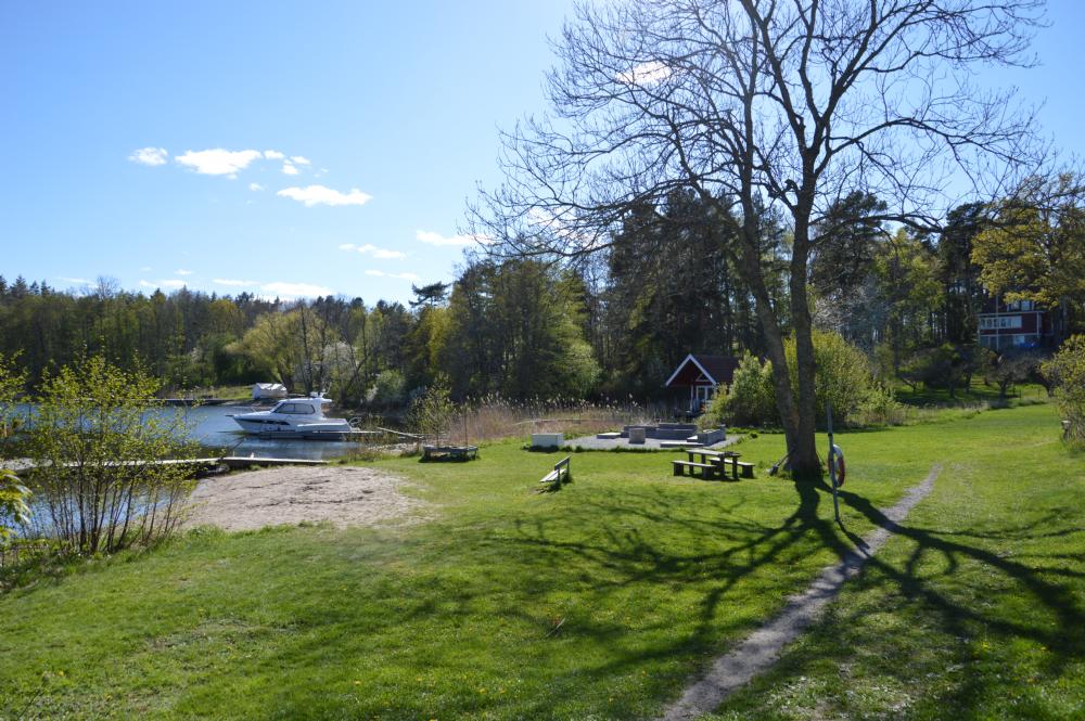 Gemensam sandstrand och brygga/ common beach area 