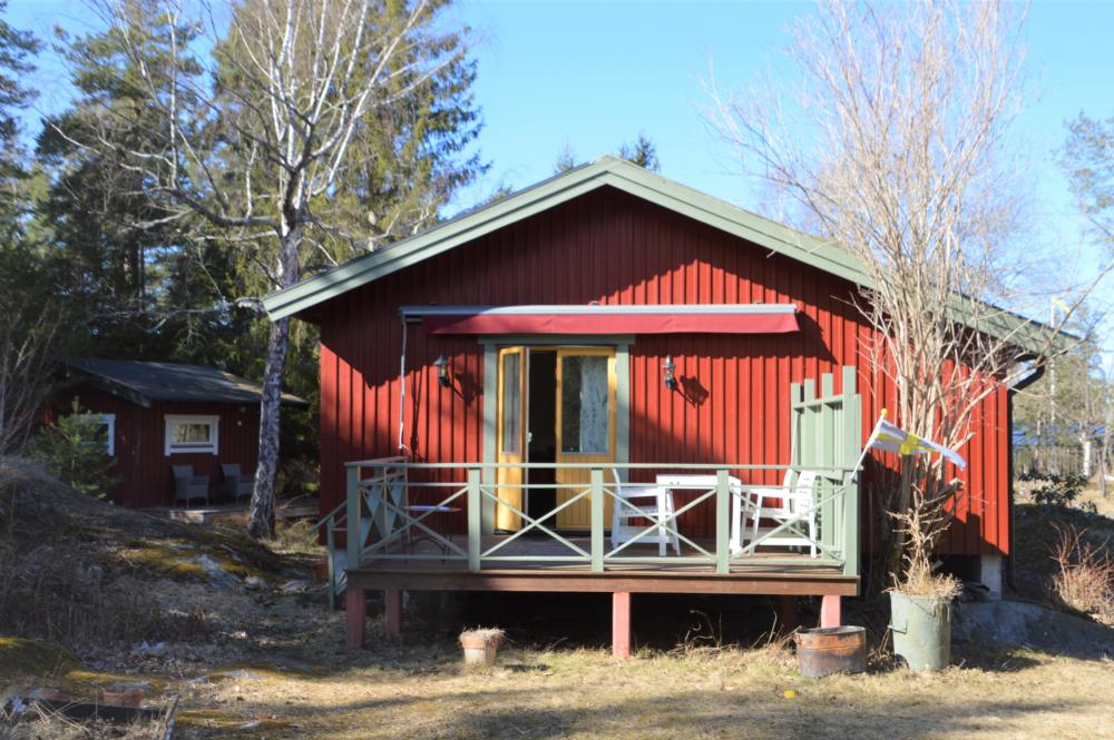 Gststugan till vnster/ The guest house to the left 